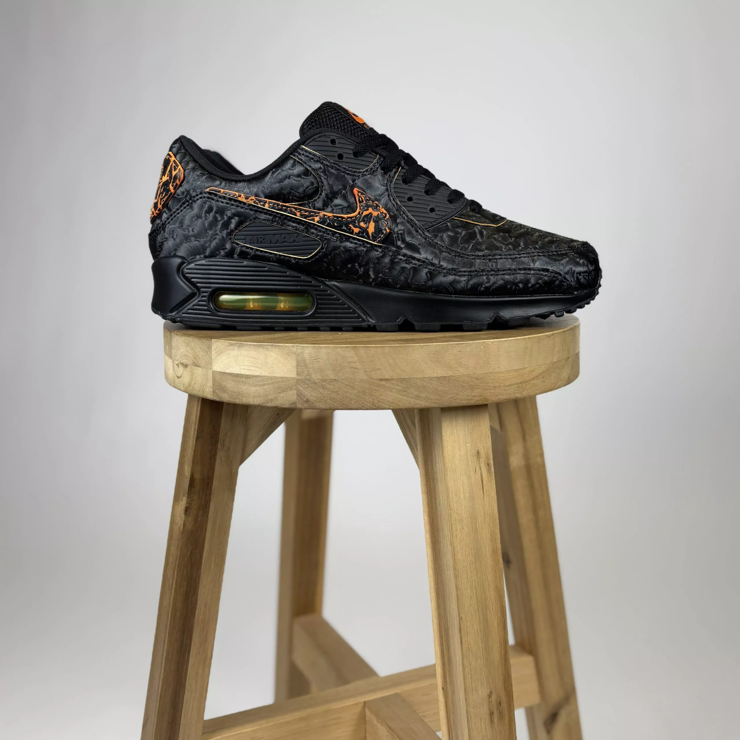 Nike Air Max 90 Volcano op een kruk - zijkant