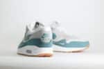 Nike Air Max 1 .SWOOSH Low Poly Adventure – Wit/Groen– Heren/Dames/Uniseks Sneakers – Vilt/Mesh - HV1940-100 – Achterkant