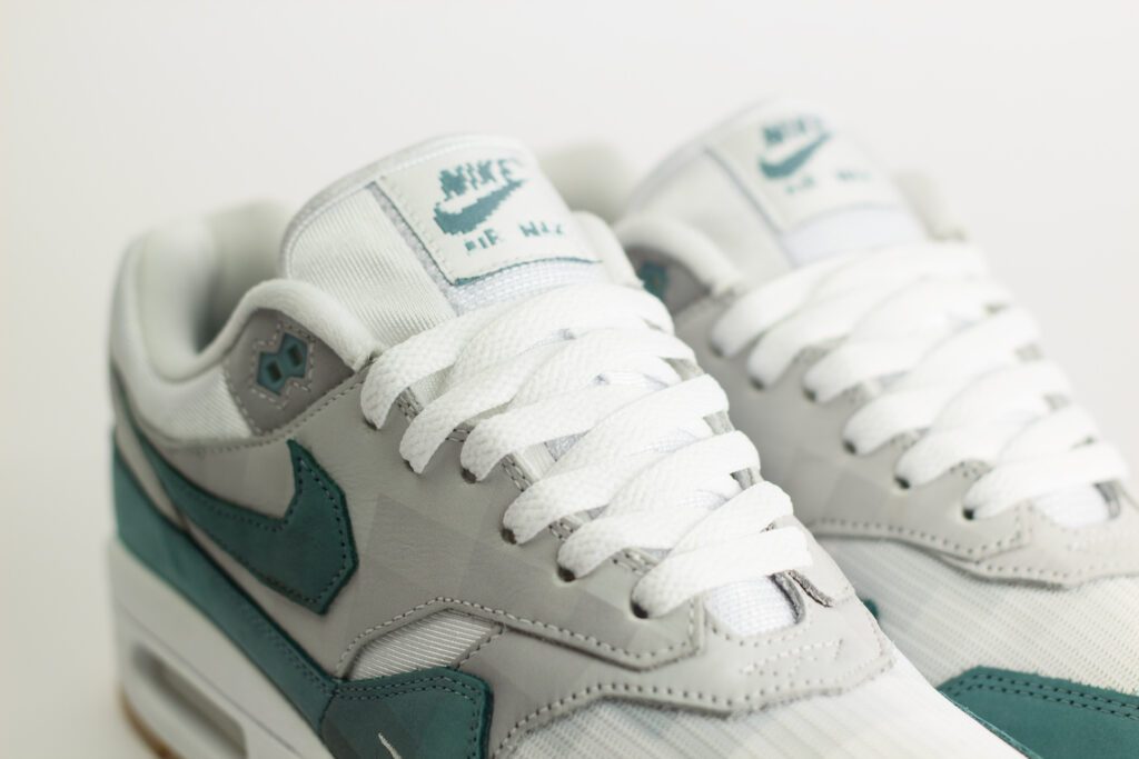 Nike Air Max 1 .SWOOSH Low Poly Adventure – Wit/Groen– Heren/Dames/Uniseks Sneakers – Vilt/Mesh - HV1940-100 – Bovenkant