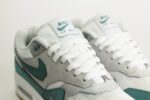 Nike Air Max 1 .SWOOSH Low Poly Adventure – Wit/Groen– Heren/Dames/Uniseks Sneakers – Vilt/Mesh - HV1940-100 – Bovenkant