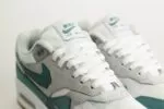 Nike Air Max 1 .SWOOSH Low Poly Adventure – Wit/Groen– Heren/Dames/Uniseks Sneakers – Vilt/Mesh - HV1940-100 – Bovenkant