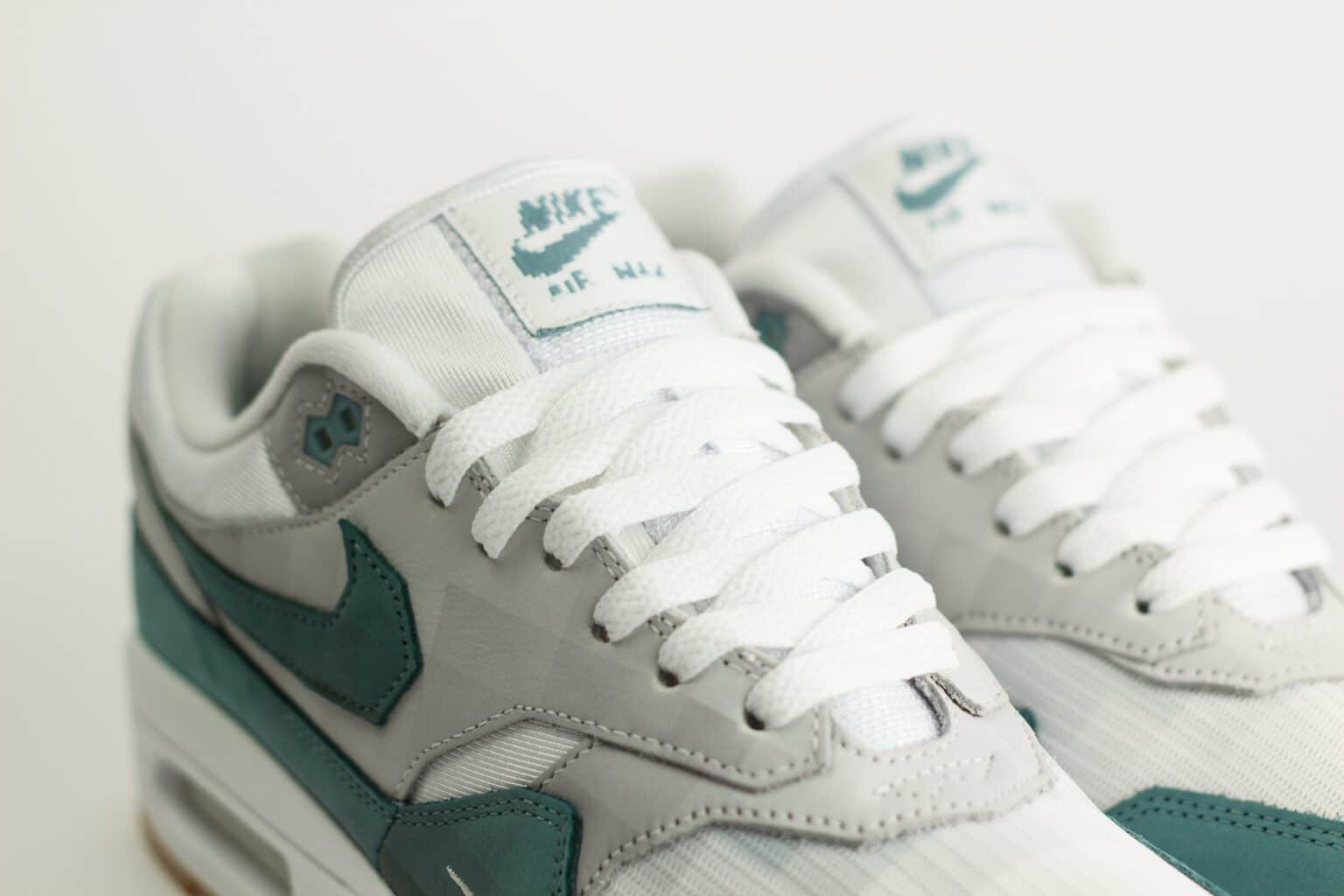 Nike Air Max 1 .SWOOSH Low Poly Adventure – Wit/Groen– Heren/Dames/Uniseks Sneakers – Vilt/Mesh - HV1940-100 – Bovenkant
