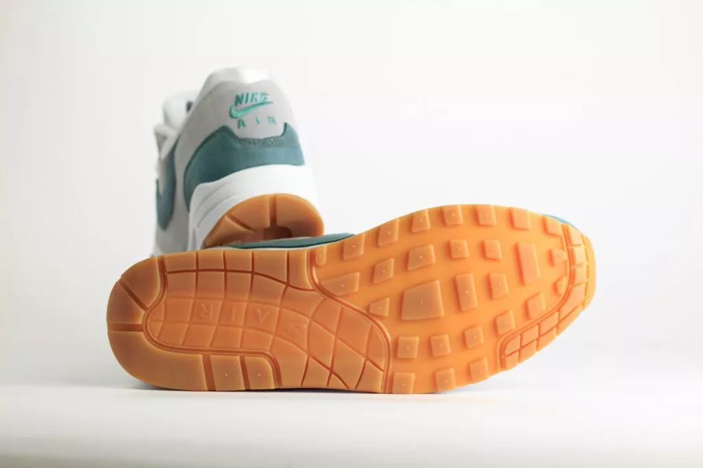 Nike Air Max 1 .SWOOSH Low Poly Adventure – Wit/Groen– Heren/Dames/Uniseks Sneakers – Vilt/Mesh - HV1940-100 – Onderkant