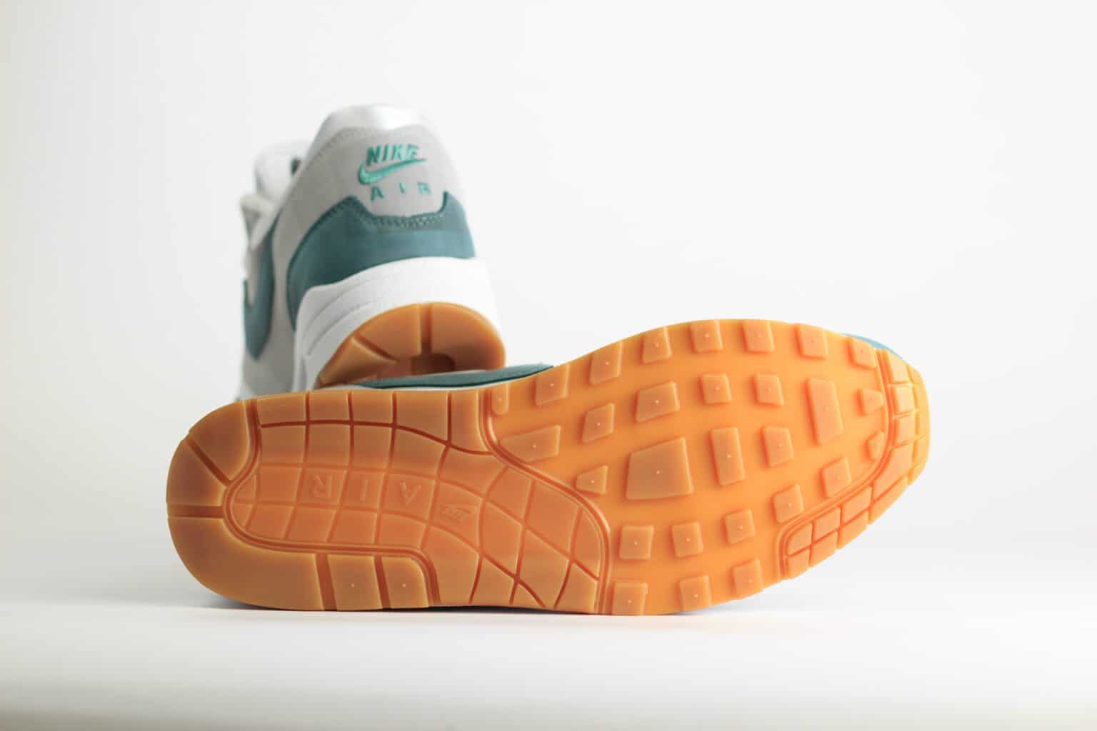 Nike Air Max 1 .SWOOSH Low Poly Adventure – Wit/Groen– Heren/Dames/Uniseks Sneakers – Vilt/Mesh - HV1940-100 – Onderkant