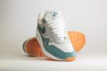 Nike Air Max 1 .SWOOSH Low Poly Adventure – Wit/Groen– Heren/Dames/Uniseks Sneakers – Vilt/Mesh - HV1940-100 – Voorkant