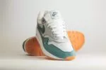 Nike Air Max 1 .SWOOSH Low Poly Adventure – Wit/Groen– Heren/Dames/Uniseks Sneakers – Vilt/Mesh - HV1940-100 – Voorkant