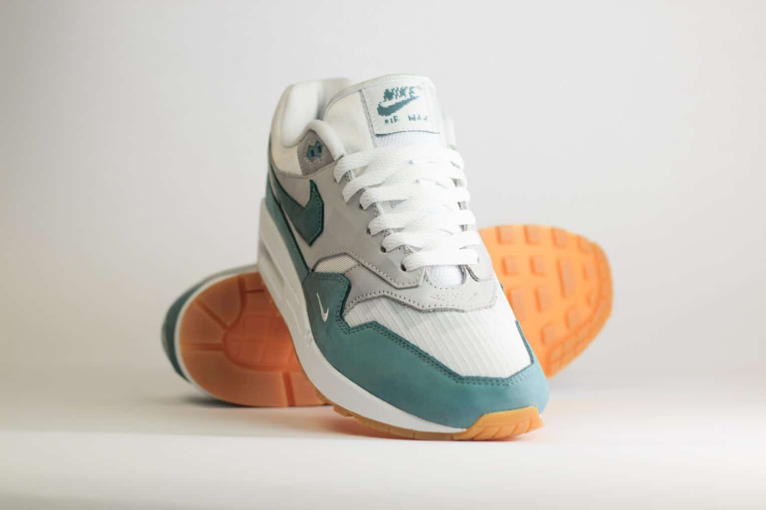 Nike Air Max 1 .SWOOSH Low Poly Adventure – Wit/Groen– Heren/Dames/Uniseks Sneakers – Vilt/Mesh - HV1940-100 – Voorkant
