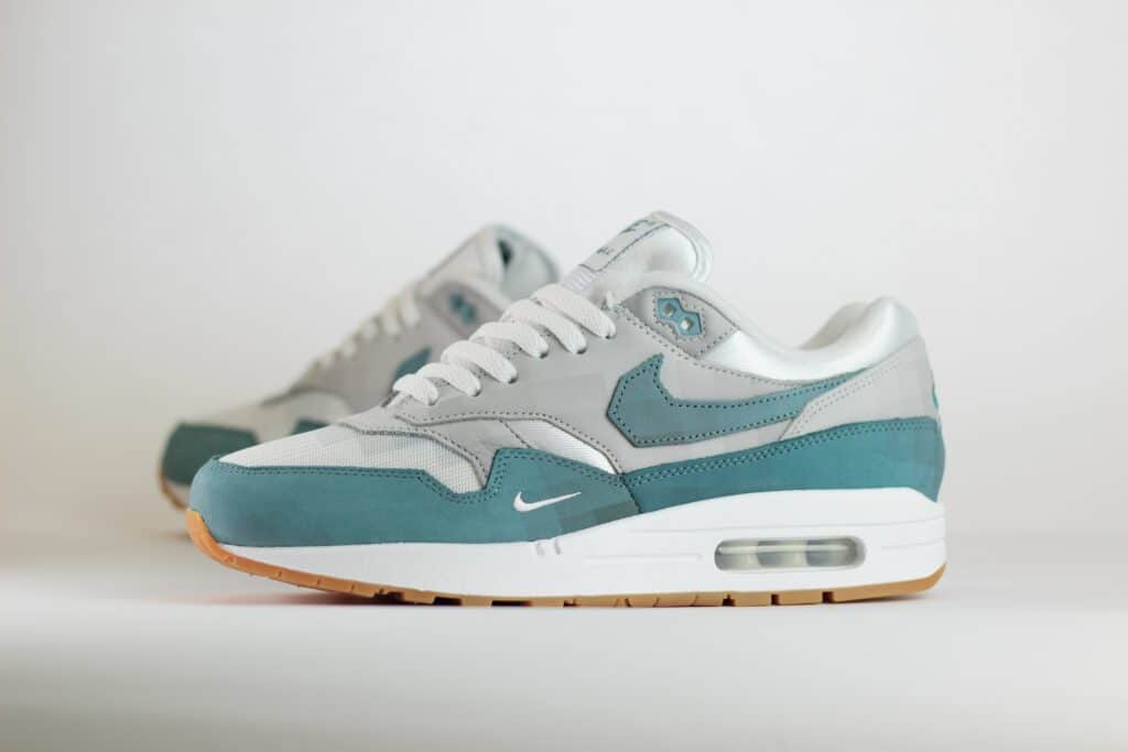 Nike Air Max 1 .SWOOSH Low Poly Adventure – Wit/Groen– Heren/Dames/Uniseks Sneakers – Vilt/Mesh - HV1940-100 – Zijkant