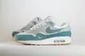 Nike Air Max 1 .SWOOSH Low Poly Adventure – Wit/Groen– Heren/Dames/Uniseks Sneakers – Vilt/Mesh - HV1940-100 – Zijkant
