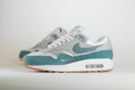 Nike Air Max 1 .SWOOSH Low Poly Adventure – Wit/Groen– Heren/Dames/Uniseks Sneakers – Vilt/Mesh - HV1940-100 – Zijkant