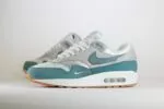 Nike Air Max 1 .SWOOSH Low Poly Adventure – Wit/Groen– Heren/Dames/Uniseks Sneakers – Vilt/Mesh - HV1940-100 – Zijkant