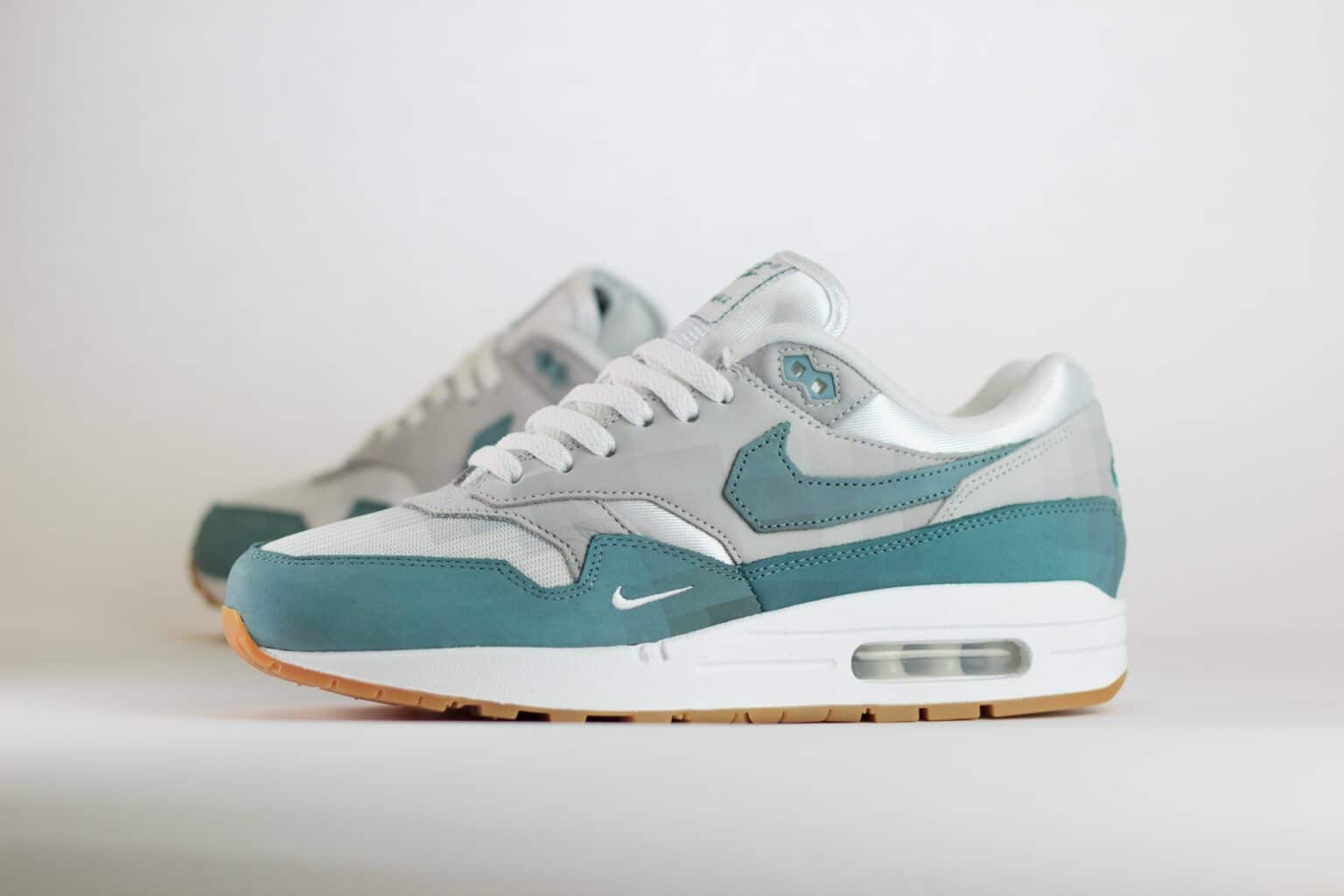 Nike Air Max 1 .SWOOSH Low Poly Adventure – Wit/Groen– Heren/Dames/Uniseks Sneakers – Vilt/Mesh - HV1940-100 – Zijkant