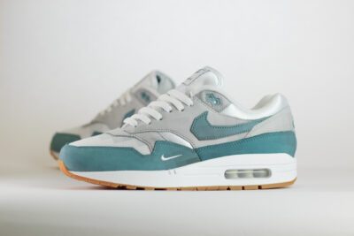 Nike Air Max 1 .SWOOSH Low Poly Adventure – Wit/Groen– Heren/Dames/Uniseks Sneakers – Vilt/Mesh - HV1940-100 – Zijkant