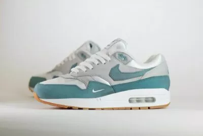 Nike Air Max 1 .SWOOSH Low Poly Adventure – Wit/Groen– Heren/Dames/Uniseks Sneakers – Vilt/Mesh - HV1940-100 – Zijkant