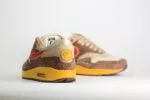 Nike Air Max 1 .SWOOSH Low Poly Big Head Origins – Beige/Bruin– Heren/Dames/Uniseks Sneakers – Suede/Mesh - HV5776-200 – Achterkant