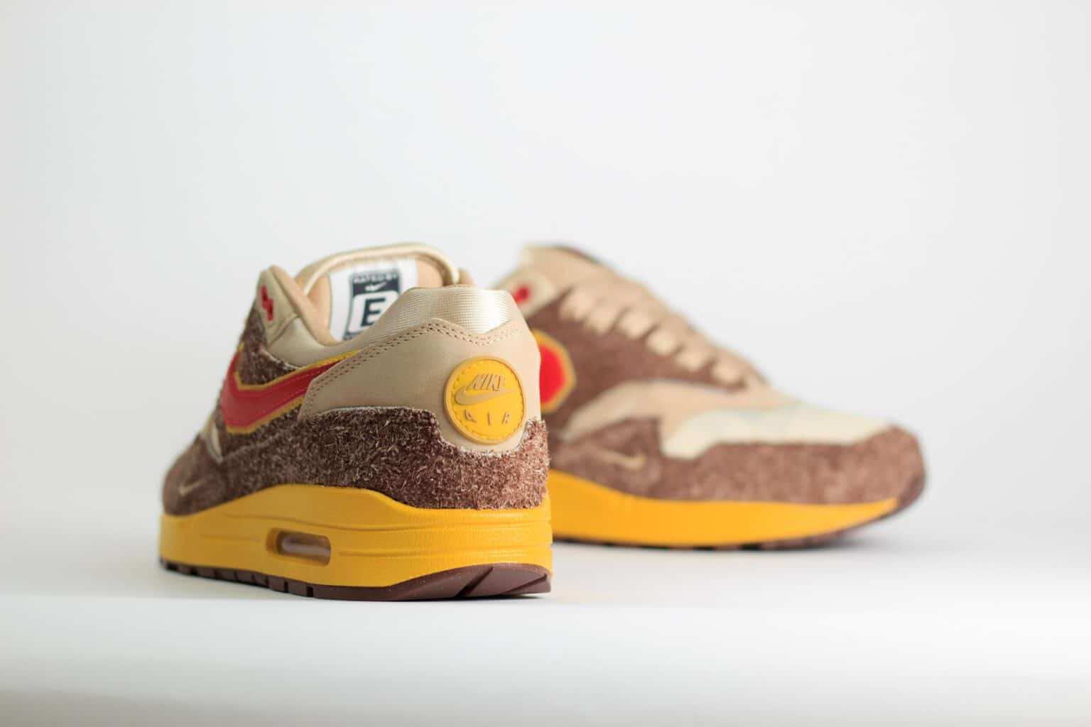 Nike Air Max 1 .SWOOSH Low Poly Big Head Origins – Beige/Bruin– Heren/Dames/Uniseks Sneakers – Suede/Mesh - HV5776-200 – Achterkant