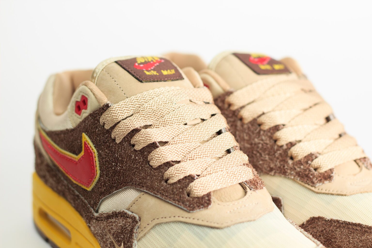 Nike Air Max 1 .SWOOSH Low Poly Big Head Origins – Beige/Bruin– Heren/Dames/Uniseks Sneakers – Suede/Mesh - HV5776-200 – Bovenkant