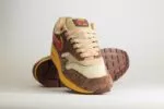 Nike Air Max 1 .SWOOSH Low Poly Big Head Origins – Beige/Bruin– Heren/Dames/Uniseks Sneakers – Suede/Mesh - HV5776-200 – Voorkant