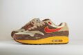 Nike Air Max 1 .SWOOSH Low Poly Big Head Origins – Beige/Bruin– Heren/Dames/Uniseks Sneakers – Suede/Mesh - HV5776-200 – Zijkant