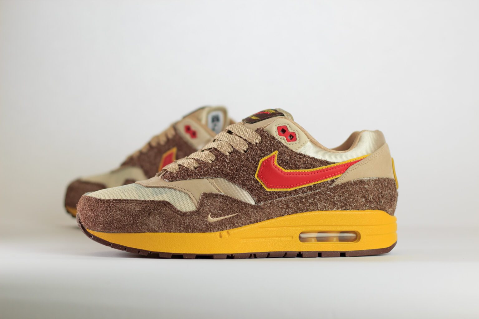 Nike Air Max 1 .SWOOSH Low Poly Big Head Origins – Beige/Bruin– Heren/Dames/Uniseks Sneakers – Suede/Mesh - HV5776-200 – Zijkant