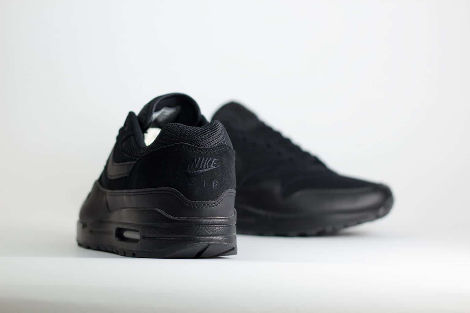 Nike Air Max 1 Essential Triple Black – Zwart – Heren/Dames/Uniseks Sneakers – Leer/Mesh - FZ5808-006 – Achterkant