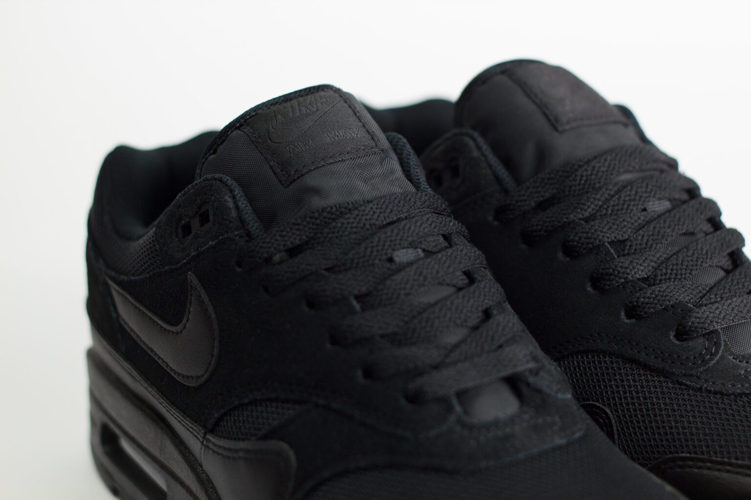 Nike Air Max 1 Essential Triple Black – Zwart – Heren/Dames/Uniseks Sneakers – Leer/Mesh - FZ5808-006 – Bovenkant