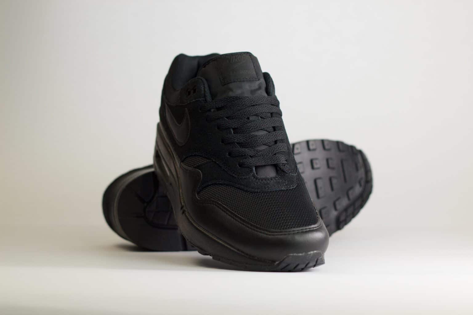 Nike Air Max 1 Essential Triple Black – Zwart – Heren/Dames/Uniseks Sneakers – Leer/Mesh - FZ5808-006 – Voorkant