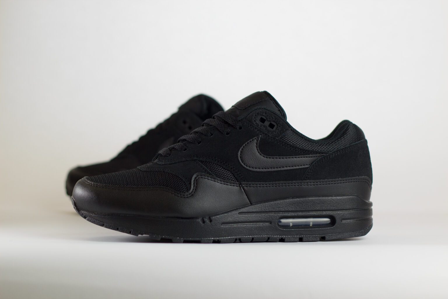 Nike Air Max 1 Essential Triple Black – Zwart – Heren/Dames/Uniseks Sneakers – Leer/Mesh - FZ5808-006 – Zijkant
