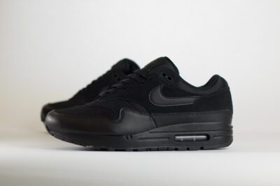 Nike Air Max 1 Essential Triple Black – Zwart – Heren/Dames/Uniseks Sneakers – Leer/Mesh - FZ5808-006 – Zijkant