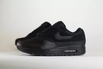 Nike Air Max 1 Essential Triple Black – Zwart – Heren/Dames/Uniseks Sneakers – Leer/Mesh - FZ5808-006 – Zijkant
