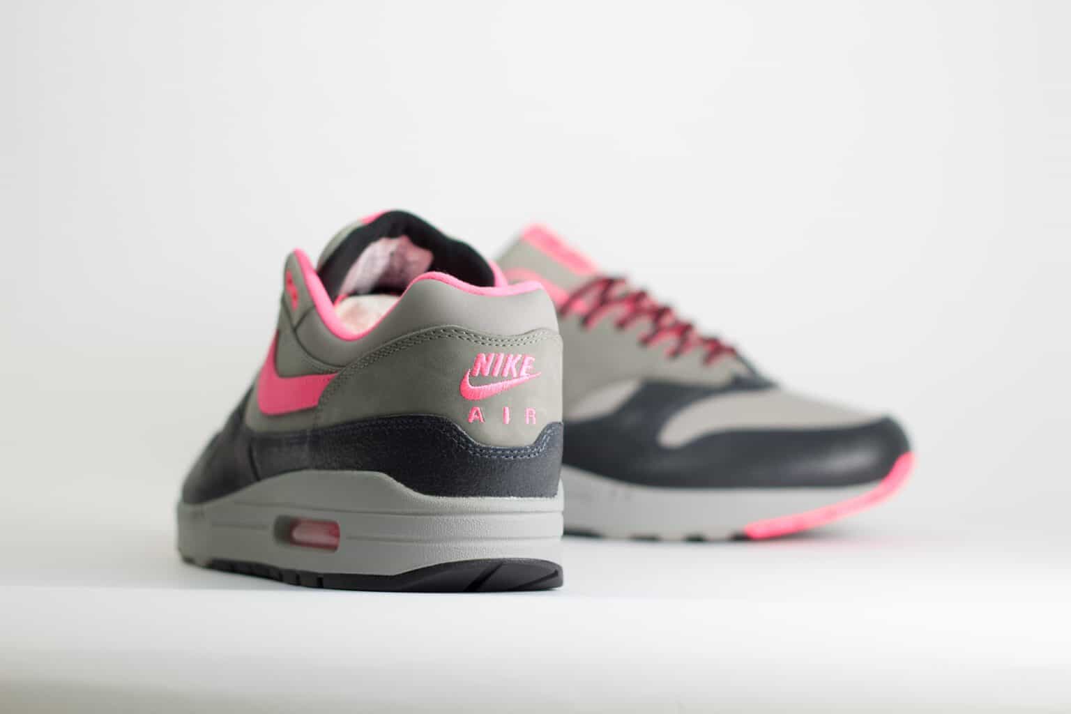 Nike Air Max 1 SP HUF Pink Pow – Grijs/Roze– Heren/Dames/Uniseks Sneakers – Leer - HF3713-003 – Achterkant