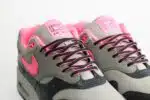 Nike Air Max 1 SP HUF Pink Pow – Grijs/Roze– Heren/Dames/Uniseks Sneakers – Leer - HF3713-003 – Bovenkant