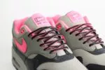 Nike Air Max 1 SP HUF Pink Pow – Grijs/Roze– Heren/Dames/Uniseks Sneakers – Leer - HF3713-003 – Bovenkant
