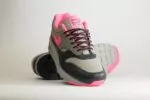 Nike Air Max 1 SP HUF Pink Pow – Grijs/Roze– Heren/Dames/Uniseks Sneakers – Leer - HF3713-003 – Voorkant