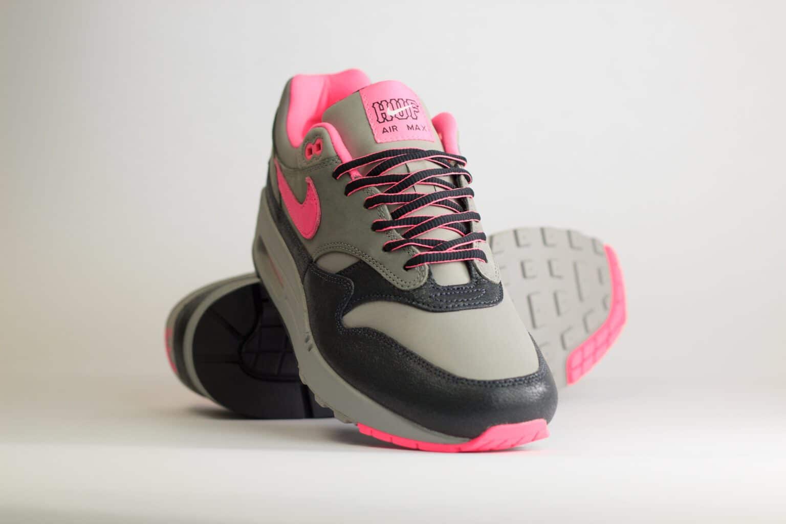 Nike Air Max 1 SP HUF Pink Pow – Grijs/Roze– Heren/Dames/Uniseks Sneakers – Leer - HF3713-003 – Voorkant