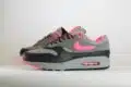 Nike Air Max 1 SP HUF Pink Pow – Grijs/Roze– Heren/Dames/Uniseks Sneakers – Leer - HF3713-003 – Zijkant