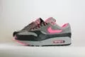 Nike Air Max 1 SP HUF Pink Pow – Grijs/Roze– Heren/Dames/Uniseks Sneakers – Leer - HF3713-003 – Zijkant