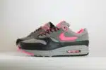 Nike Air Max 1 SP HUF Pink Pow – Grijs/Roze– Heren/Dames/Uniseks Sneakers – Leer - HF3713-003 – Zijkant