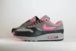 Nike Air Max 1 SP HUF Pink Pow – Grijs/Roze– Heren/Dames/Uniseks Sneakers – Leer - HF3713-003 – Zijkant