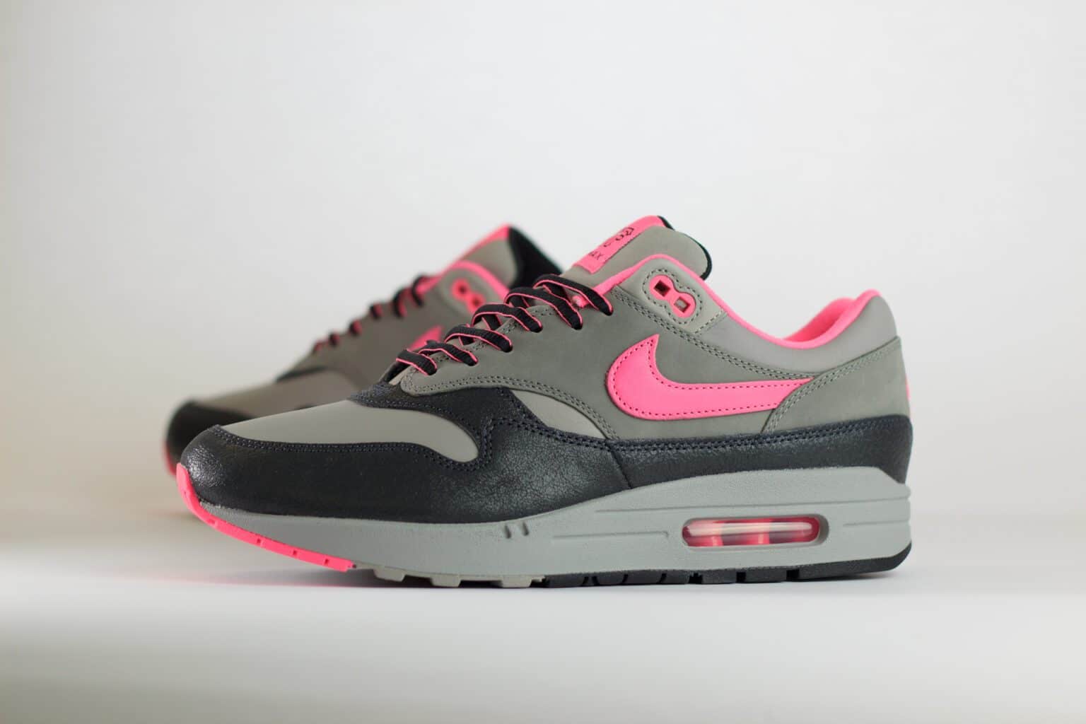 Nike Air Max 1 SP HUF Pink Pow – Grijs/Roze– Heren/Dames/Uniseks Sneakers – Leer - HF3713-003 – Zijkant