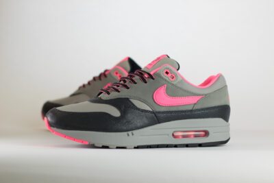 Nike Air Max 1 SP HUF Pink Pow – Grijs/Roze– Heren/Dames/Uniseks Sneakers – Leer - HF3713-003 – Zijkant