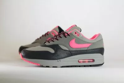 Nike Air Max 1 SP HUF Pink Pow – Grijs/Roze– Heren/Dames/Uniseks Sneakers – Leer - HF3713-003 – Zijkant