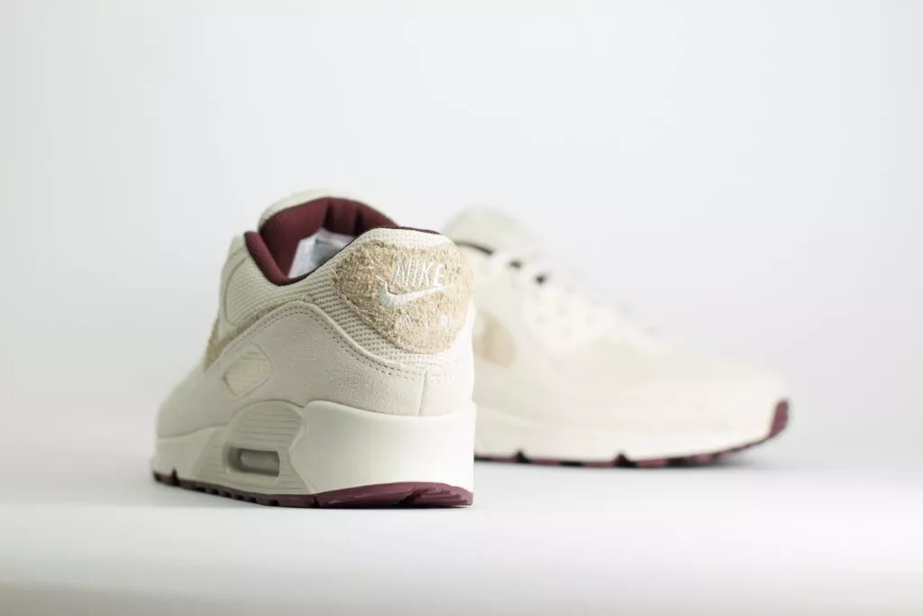 Nike Air Max 90 PRM Sail Burgundy Crush – Beige/Burgundy– Heren/Dames/Uniseks Sneakers – Suede/Mesh - HQ1712-001 – Achterkant