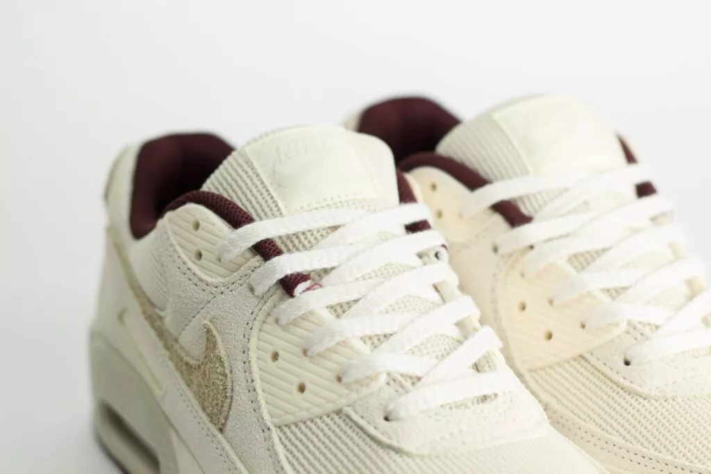 Nike Air Max 90 PRM Sail Burgundy Crush – Beige/Burgundy– Heren/Dames/Uniseks Sneakers – Suede/Mesh - HQ1712-001 – Bovenkant