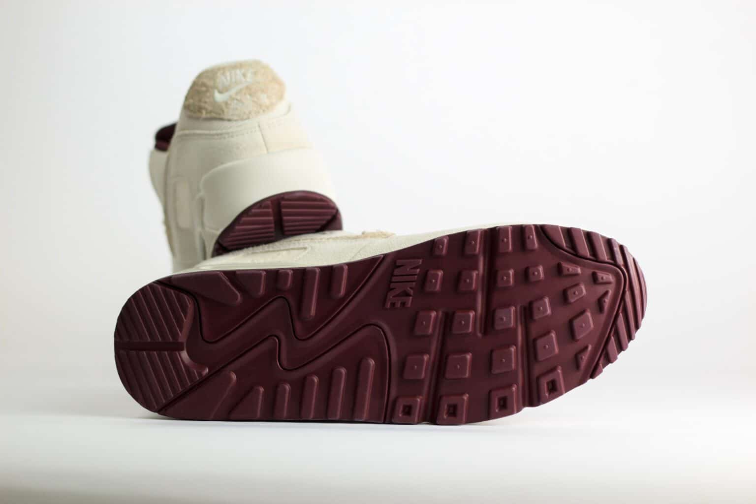 Nike Air Max 90 PRM Sail Burgundy Crush – Beige/Burgundy– Heren/Dames/Uniseks Sneakers – Suede/Mesh - HQ1712-001 – Onderkant