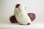 Nike Air Max 90 PRM Sail Burgundy Crush – Beige/Burgundy– Heren/Dames/Uniseks Sneakers – Suede/Mesh - HQ1712-001 – Voorkant