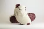 Nike Air Max 90 PRM Sail Burgundy Crush – Beige/Burgundy– Heren/Dames/Uniseks Sneakers – Suede/Mesh - HQ1712-001 – Voorkant