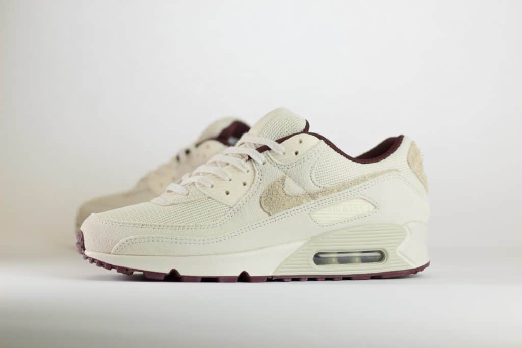 Nike Air Max 90 PRM Sail Burgundy Crush – Beige/Burgundy– Heren/Dames/Uniseks Sneakers – Suede/Mesh - HQ1712-001 – Zijkant