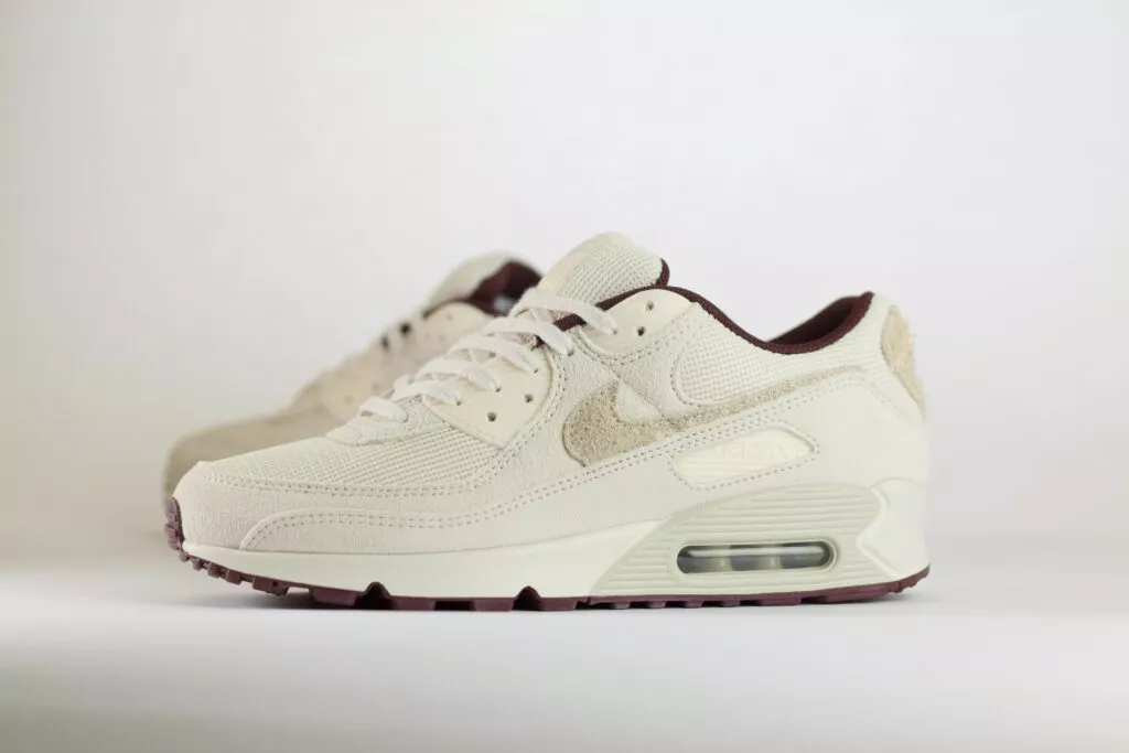Nike Air Max 90 PRM Sail Burgundy Crush – Beige/Burgundy– Heren/Dames/Uniseks Sneakers – Suede/Mesh - HQ1712-001 – Zijkant
