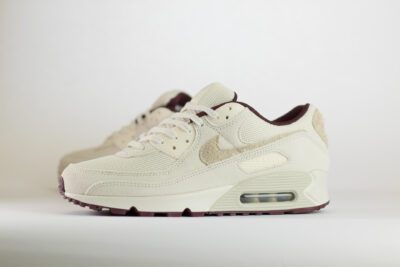 Nike Air Max 90 PRM Sail Burgundy Crush – Beige/Burgundy– Heren/Dames/Uniseks Sneakers – Suede/Mesh - HQ1712-001 – Zijkant